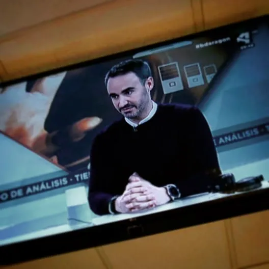 Jorge Mora analizando tecnología en un plató de televisión