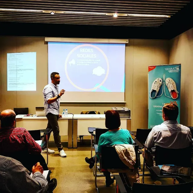 Jorge Mora dando una charla ante un público